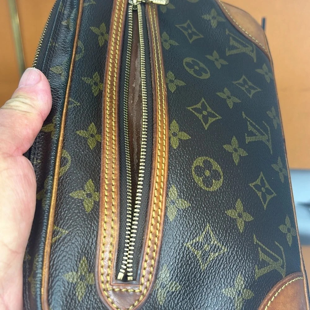 LOUIS VUITTON Louis Vuitton Clutched Bag